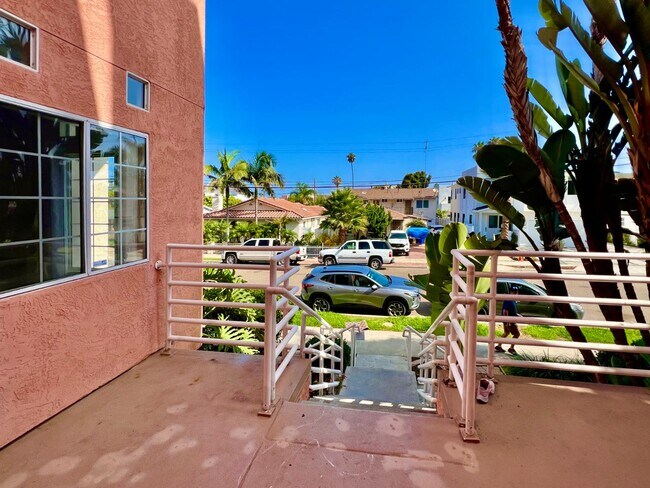 Building Photo - 221 Donax Ave