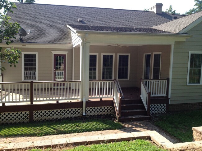 Building Photo - Beautiful 3 Bedroom 2 Bath Single Floor Living in Ford's Colony!