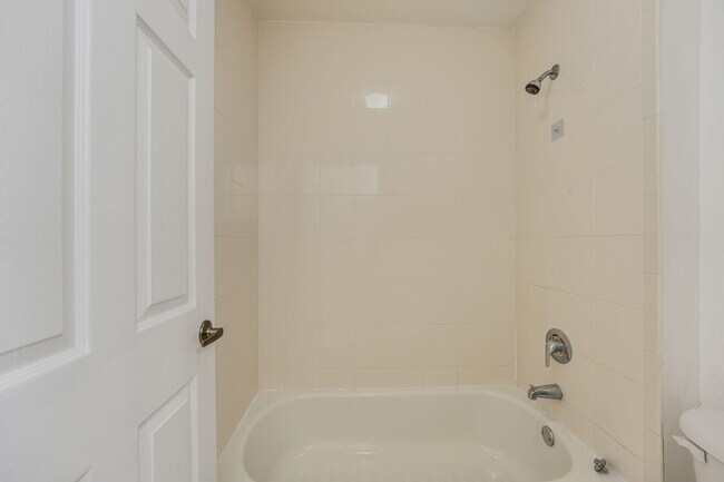 Building Photo - Beautiful 3-bedroom, 2.5-bath two-story townhouse in a well managed community