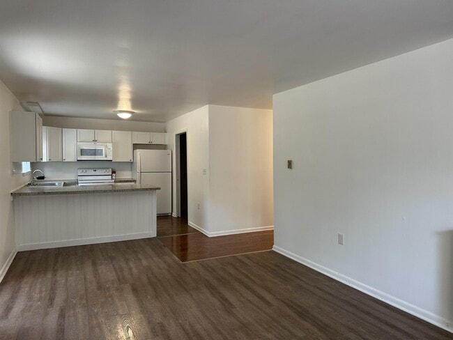 Building Photo - 1468 Rock Cliff Dr