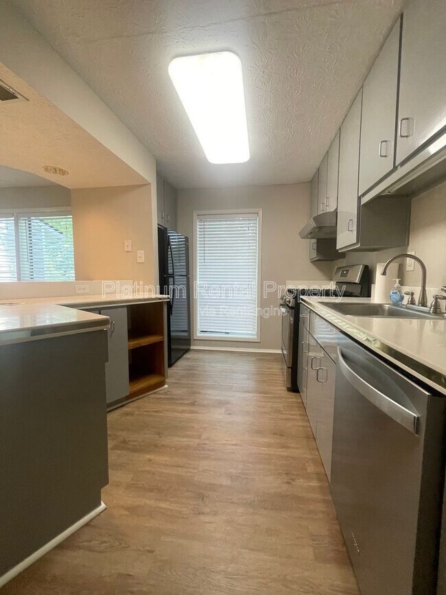 Building Photo - 402 Wynnes Ridge Cir SE