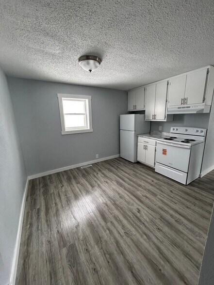 Building Photo - 410 W Lyon Ave