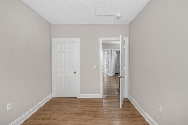 Building Photo - 50 1/2 Common St