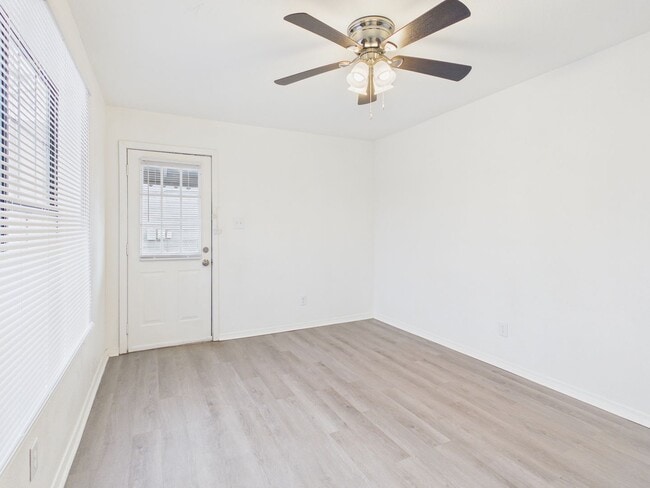 Building Photo - 1209 SW 20th Ave