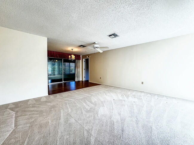 Building Photo - "Charming 2-Bedroom Oasis with 2 Full Bath...