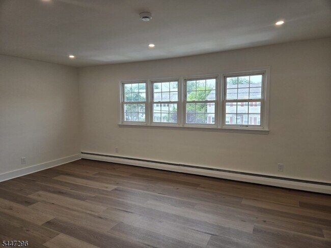 Building Photo - 832 Dewey St