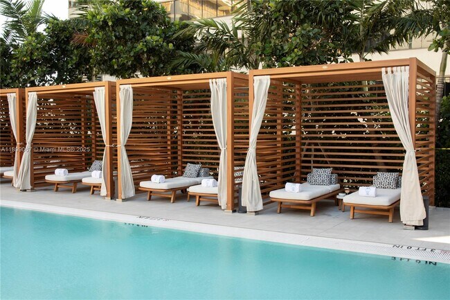 Building Photo - 2655 S Bayshore Dr