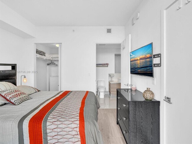 Building Photo - 121 NE 34th St