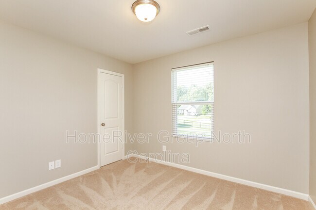 Building Photo - 213 Valerie Dr