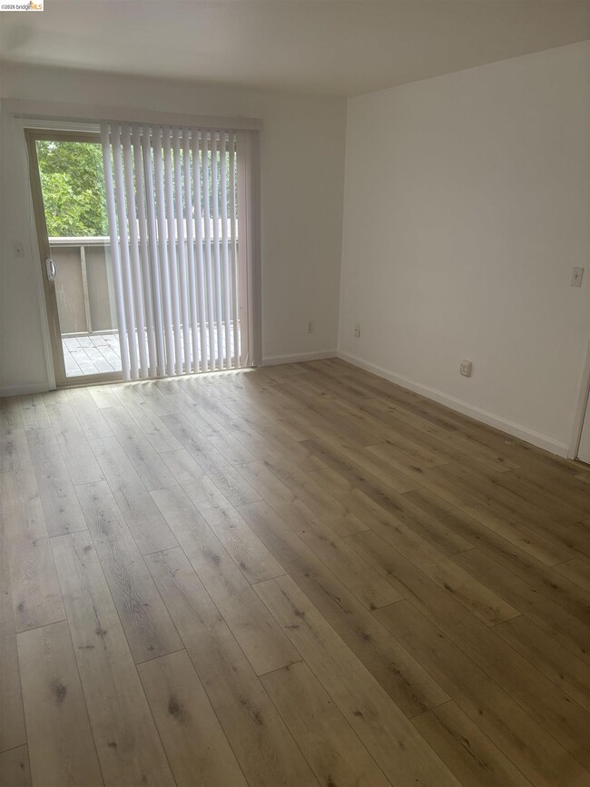 Building Photo - 2191 Lakeview Cir