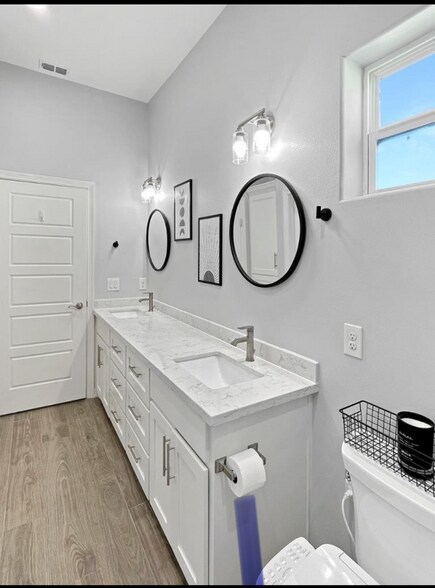 Building Photo - 86 Bethpage Dr