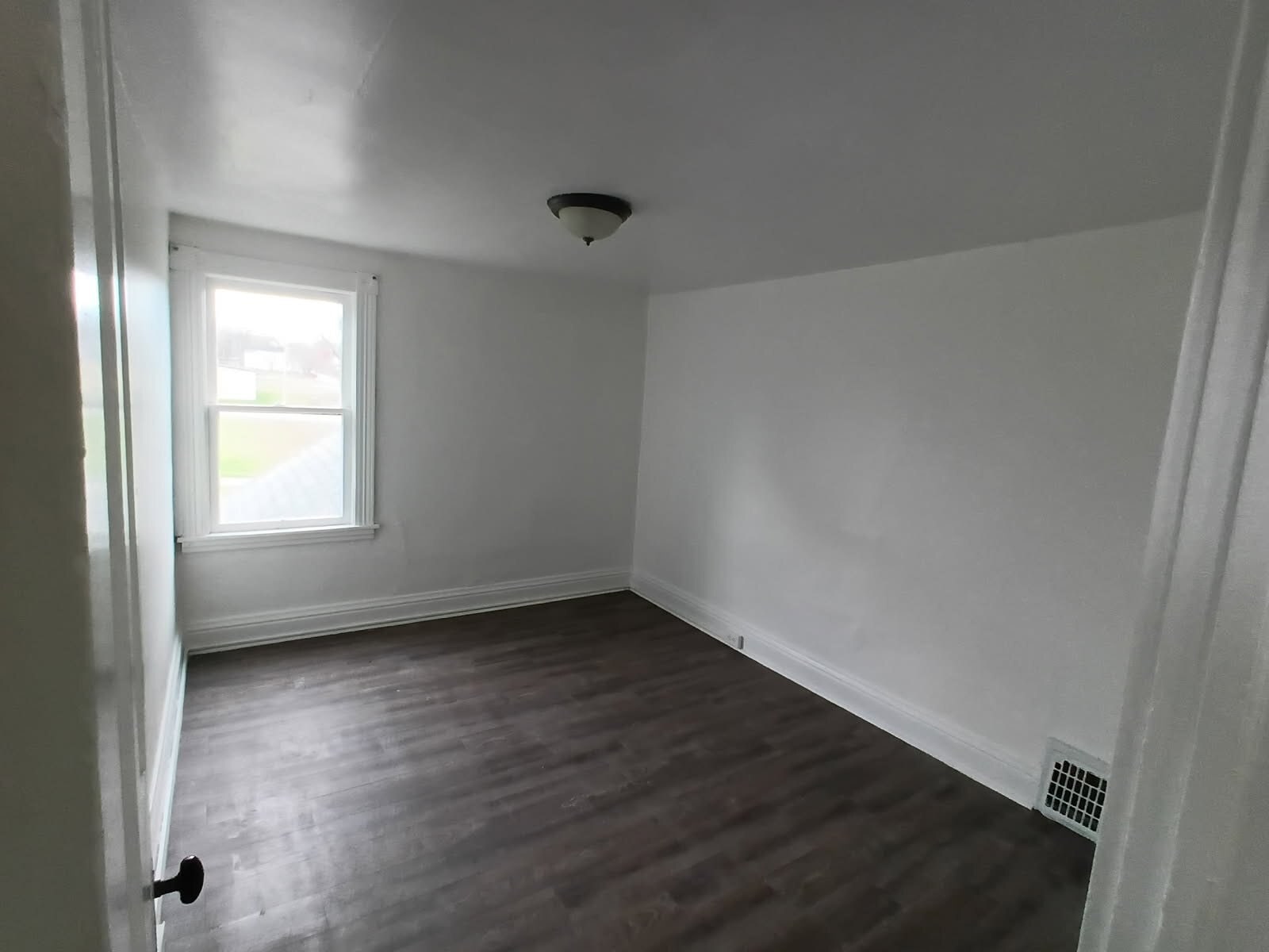 Living - 1005 Hamilton Ave