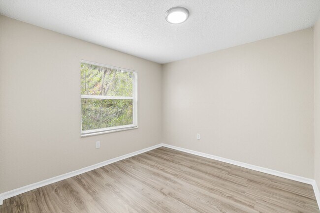 Building Photo - Cute 3/2 home with garage