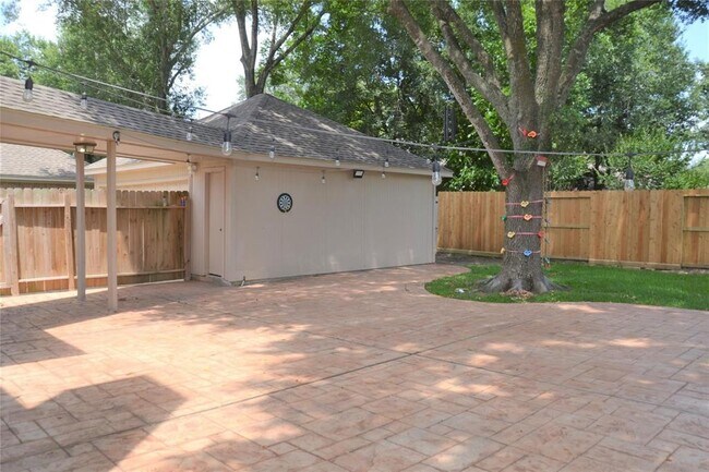 Building Photo - 15127 Greenleaf Ln
