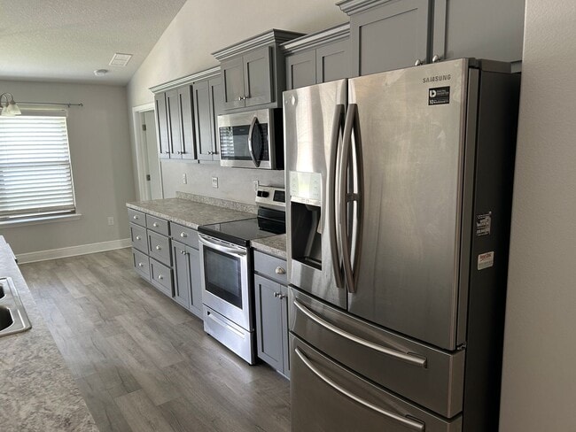 Building Photo - Easy access to interstate, bases & shopping!