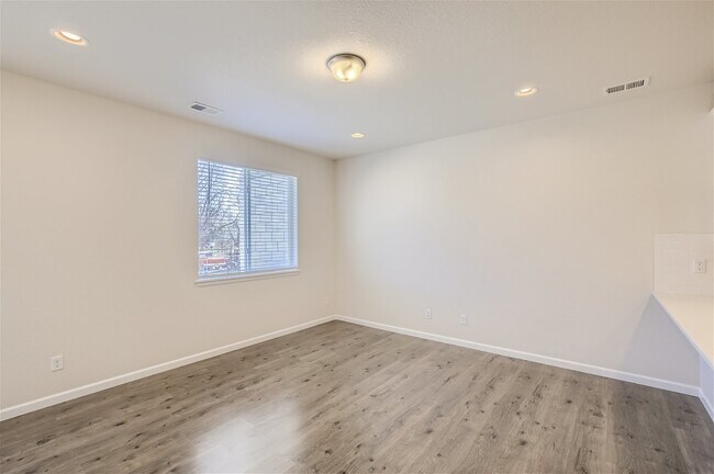Building Photo - Beautiful SW Longmont Townhome