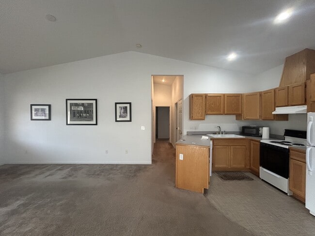 Building Photo - 15 Fairway Dr