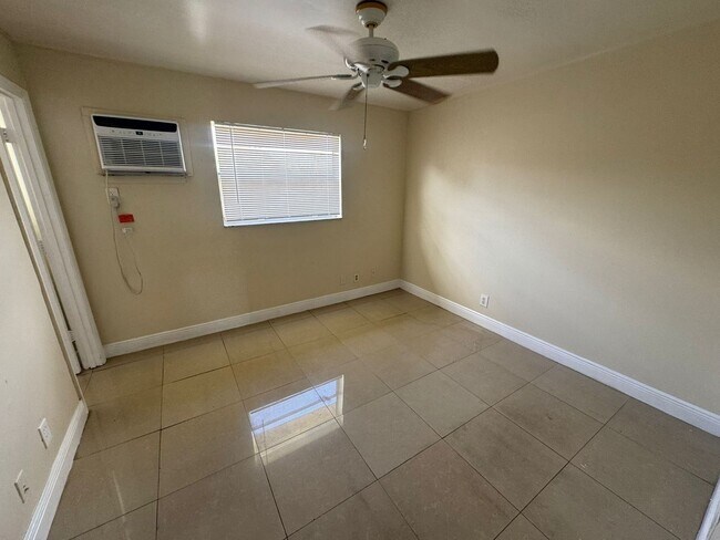 Building Photo - Nice 1-1 Condo Apartment with Central AC, Pool, & Laundry