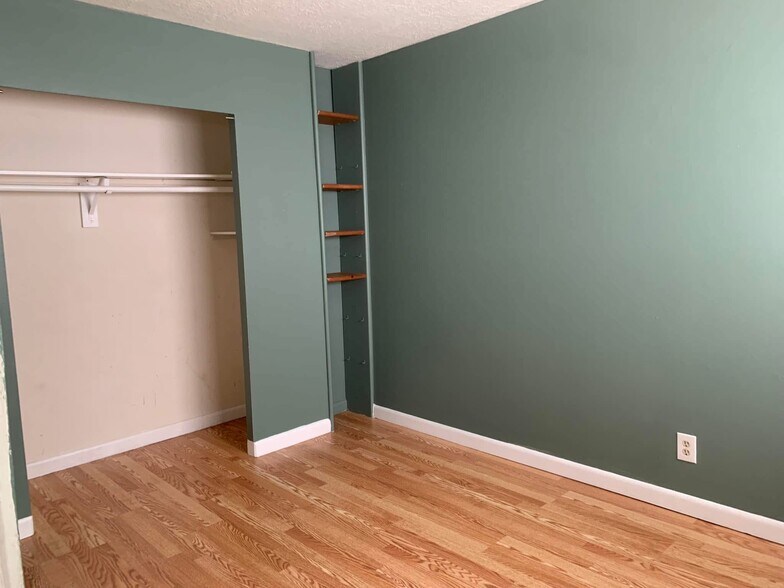 Main floor bedroom - 7225 SE 60th Ave