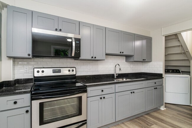 Building Photo - Newly Renovated Three Bedroom house in Par...