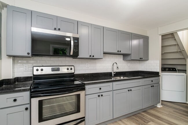 Building Photo - Three Bedroom house in Parkville