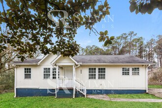 Building Photo - The living is easy in this 3 bedroom, 2 bathroom home