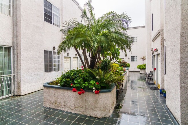 Building Photo - PRIME LOCATION FOR 2 BEDROOM/2.5 BATHROOM ...