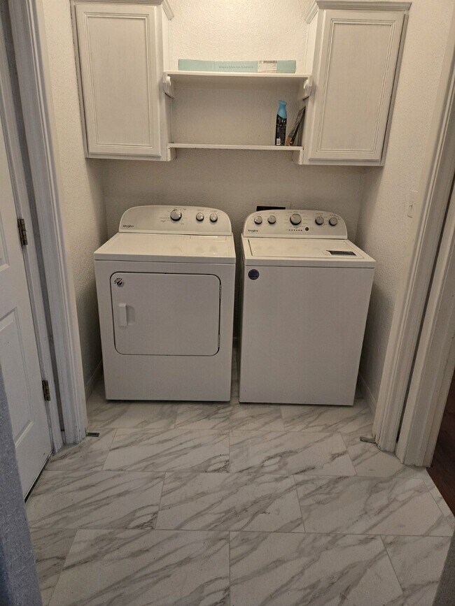 Building Photo - 254 Maple Ln