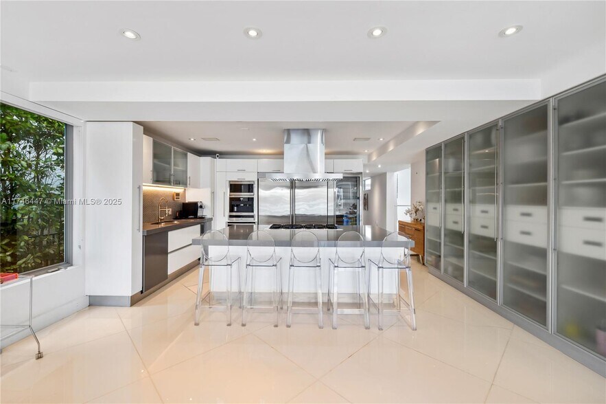 Building Photo - 1061 N Venetian Dr