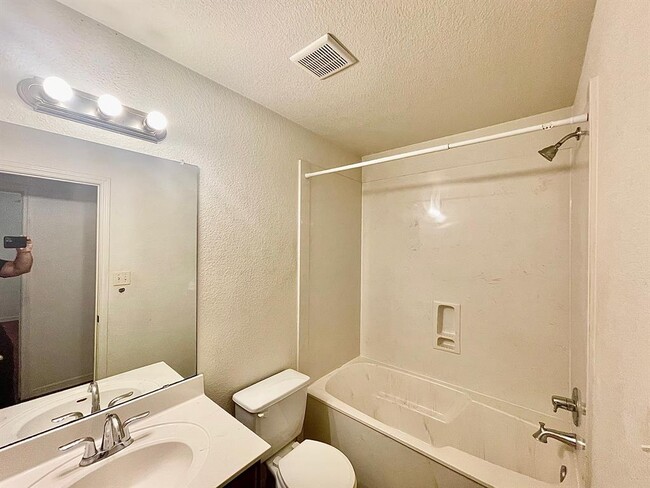 Building Photo - 5018-5205 205 Loop