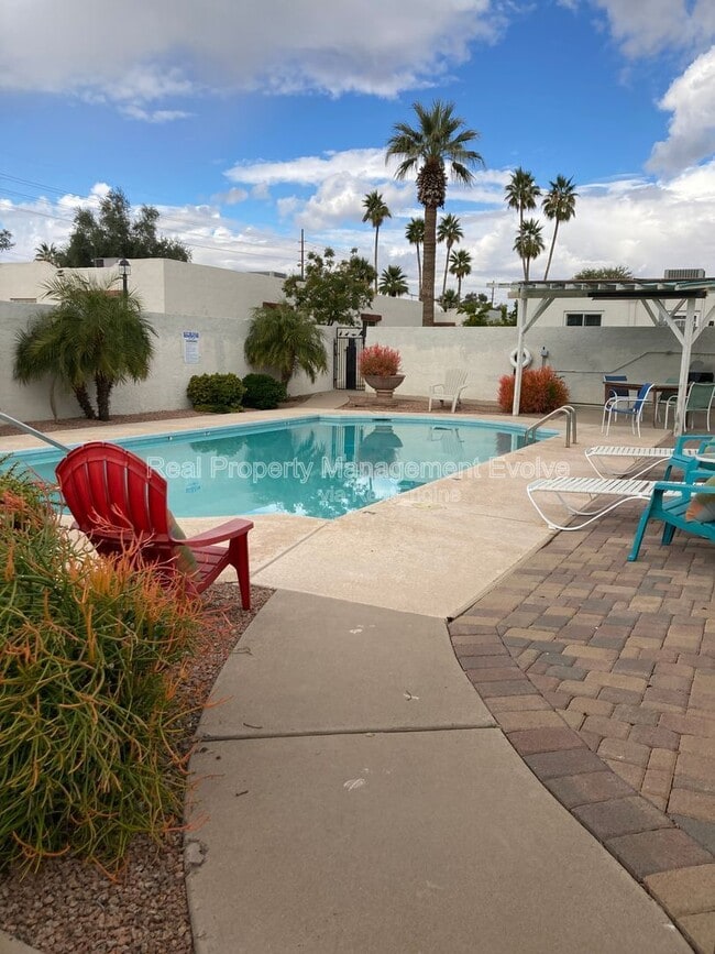 Building Photo - 8010 E Oak St