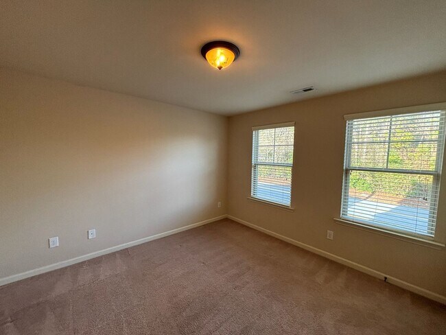 Building Photo - 1322 Ingersoll Dr