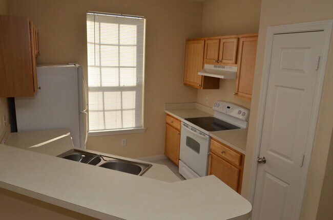 Building Photo - 9037 Lee Vista Blvd