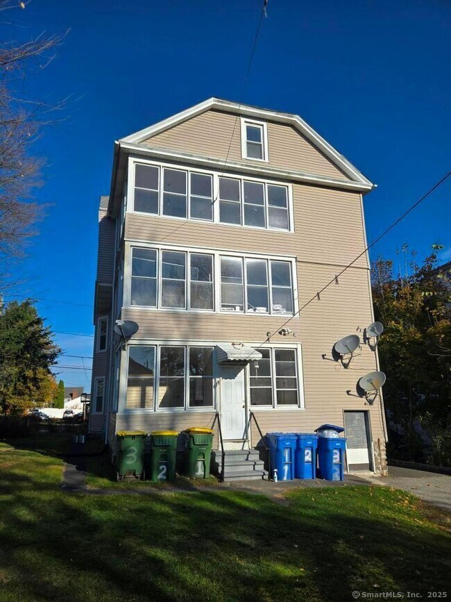 Building Photo - 67 Fox St