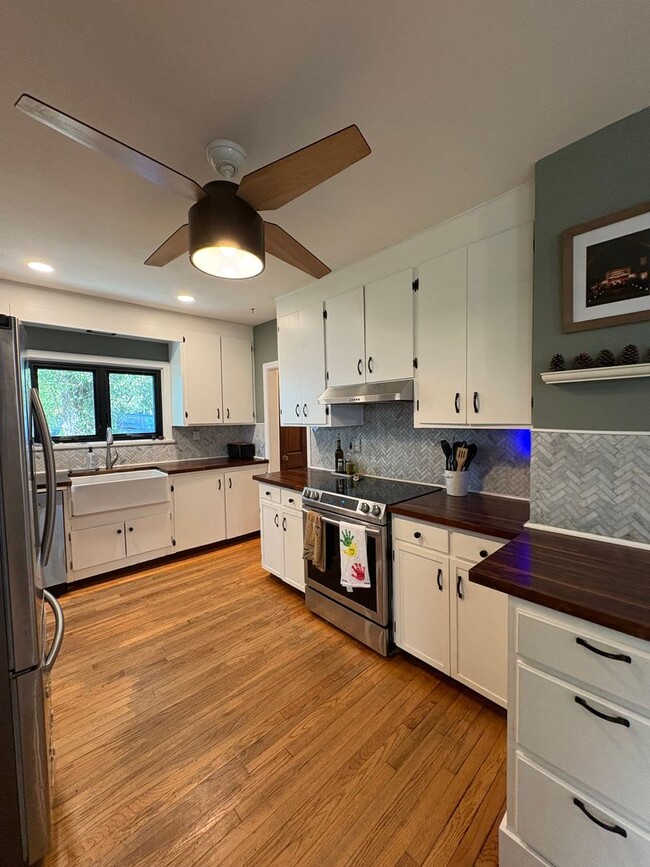 Building Photo - Cozy 3-Bedroom 1.5 -Bathroom Home with Fen...