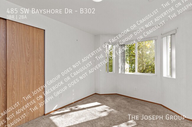 Building Photo - 485 SW Bayshore Dr