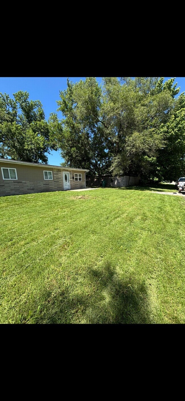 Building Photo - 507 St Robert Dr