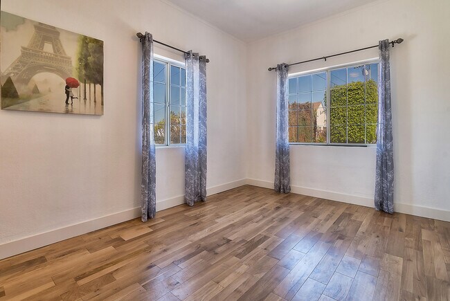 Building Photo - The Fairmount Four