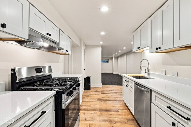 Building Photo - 560 W Arlington Pl