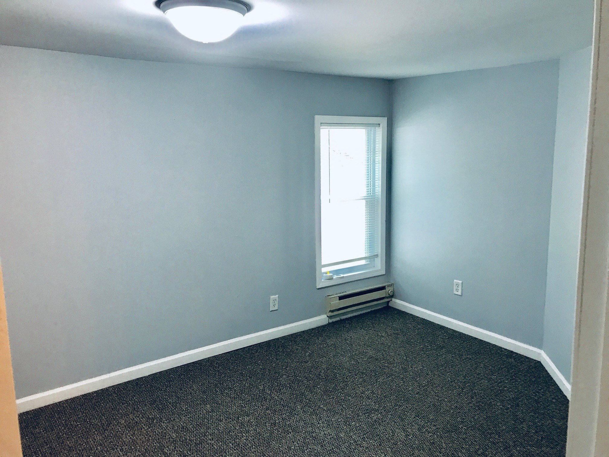 Building Photo - 410 E 9th St