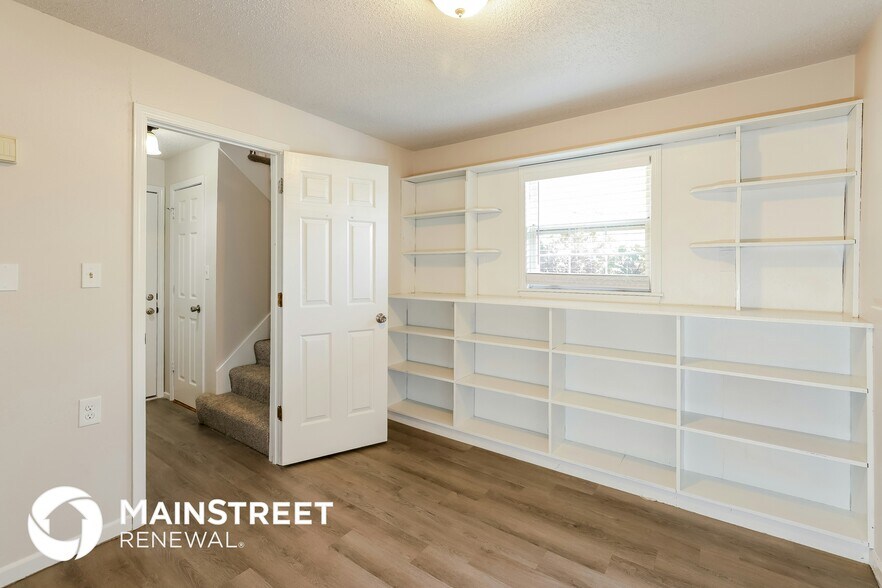 Building Photo - 820 NE Aaron Dr