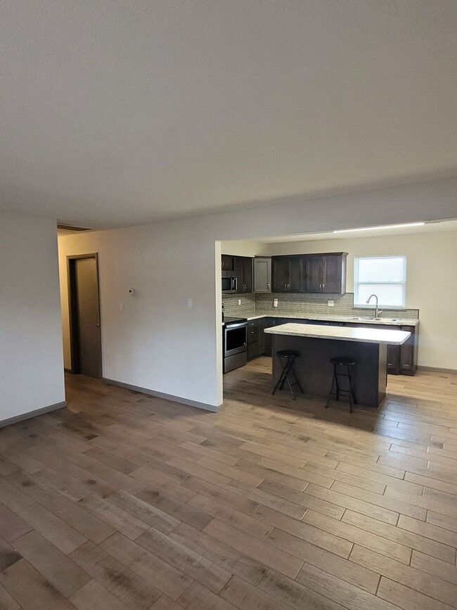 Building Photo - 3 Bed One Bath House