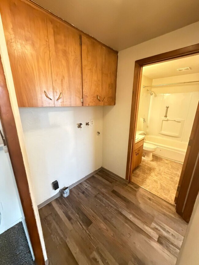 Building Photo - Large Two Bedroom Conveniently located Amenities!