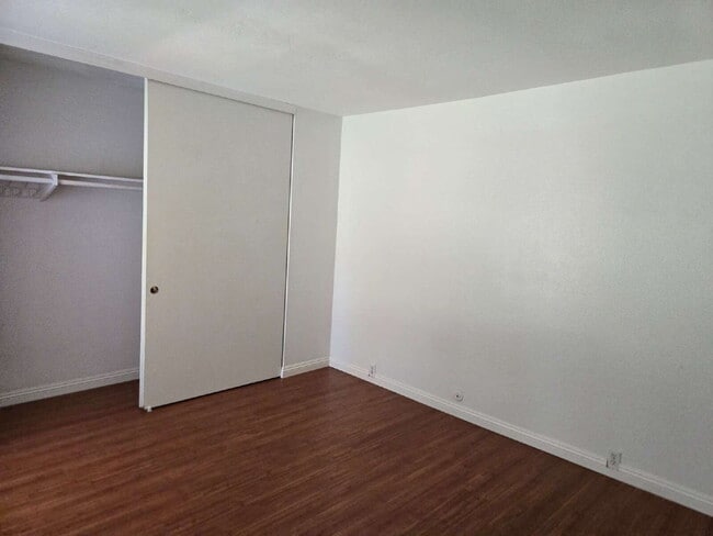 Building Photo - Spacious 3-bed, 2-bath condo is located in the heart of UTC, right on the UCSD bus line! It featu...