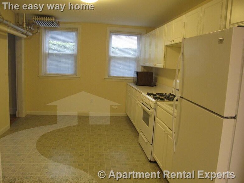 Building Photo - 14 Centre St