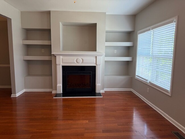 Building Photo - Stunning 4 BR / 3.5 Bath Townhome in Atlanta!