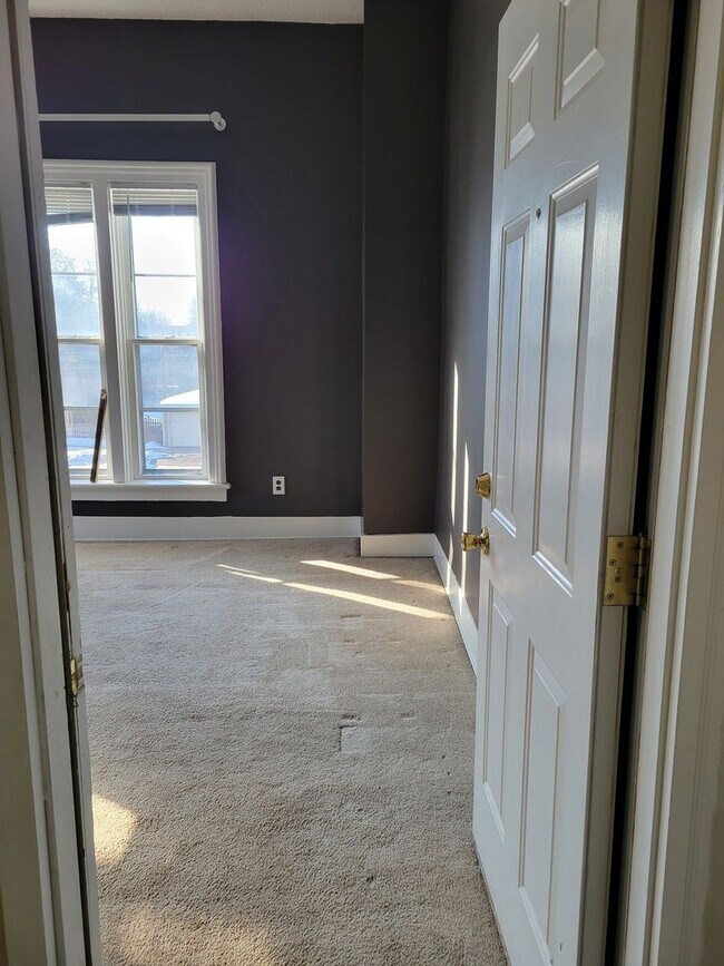 Building Photo - 315 E Maple St