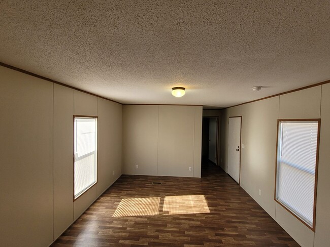 Building Photo - 142 County Rd