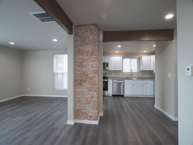 Building Photo - 1314 W Mallon Ave