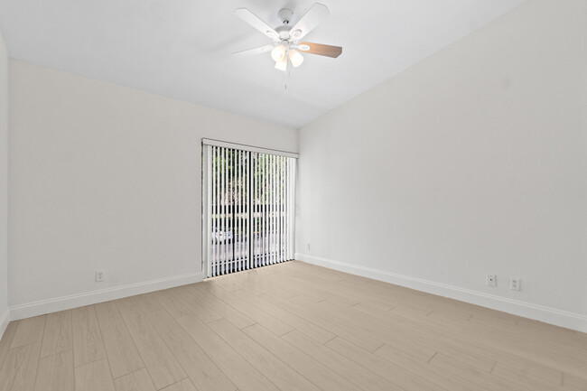 Building Photo - 5054 Golfview Ct